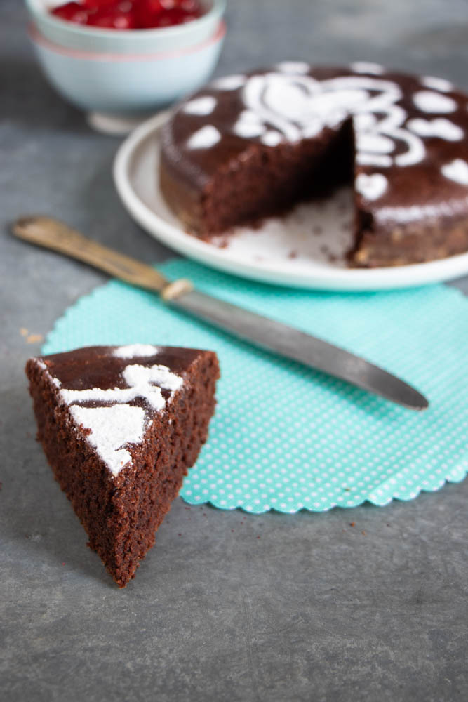 Torta al latte caldo e cacao senza uova e burro