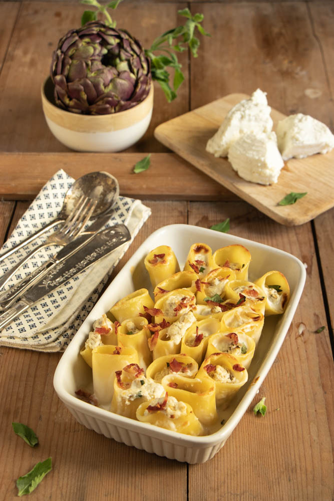 Paccheri al forno ripieni di ricotta e carciofi con speck croccante
